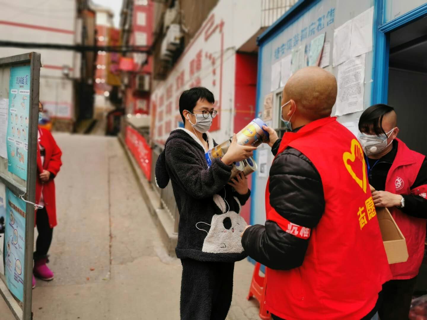 湖北-荊門公交集團-寧飛（社區(qū)義工服務，幫居民買奶粉）.jpg