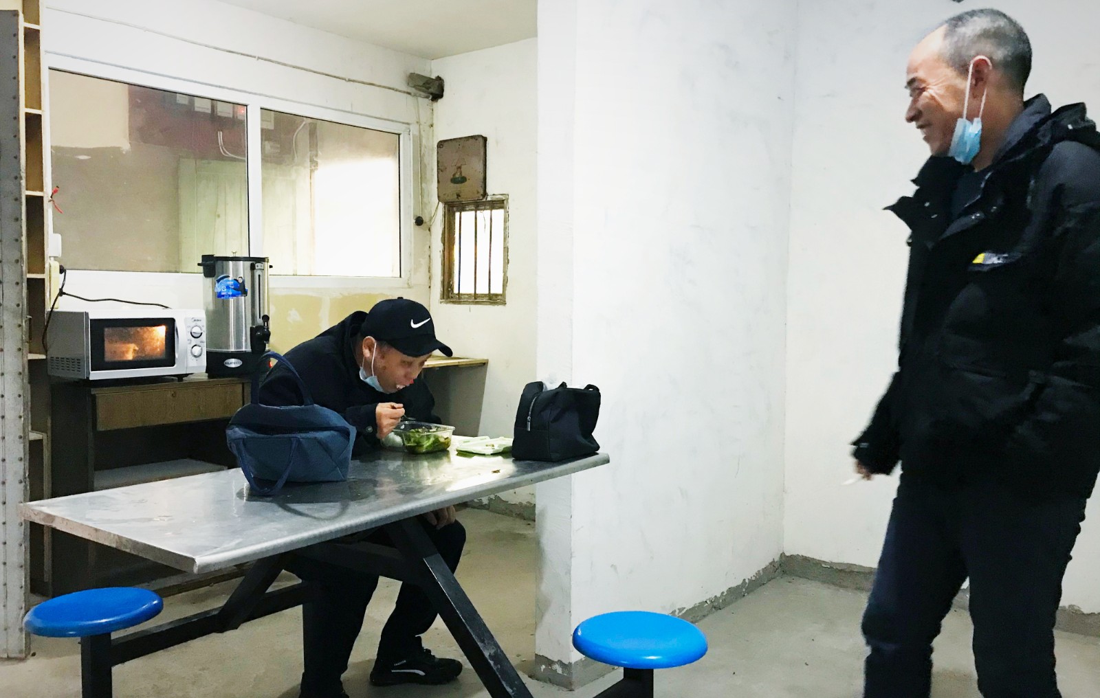 10月份，公司新租建駕駛員休息室之一，駕駛員在休息室內(nèi)愉悅休息與交談.jpg